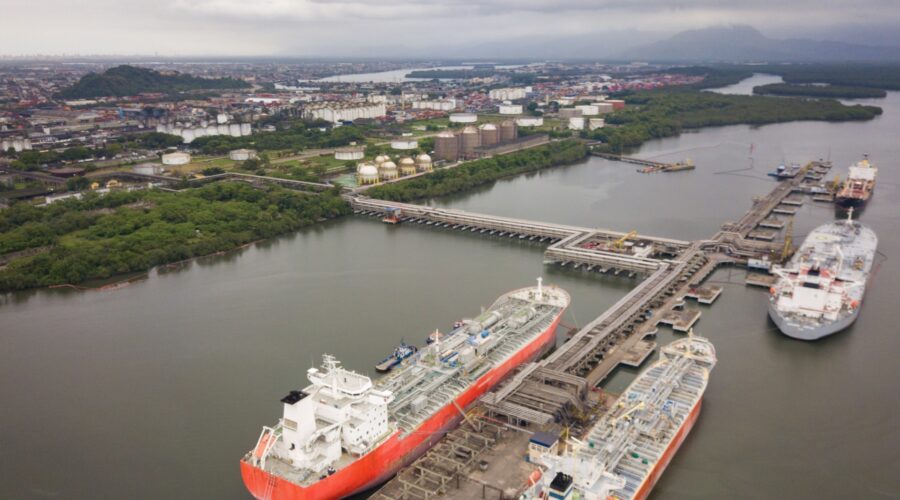 Porto de Santos autoriza navio com 18 toneladas de gasolina para evitar desabastecimento devido à guerra no Irã