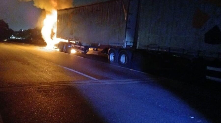 Carreta pega fogo na descida da serra e bloqueia a rodovia Anchieta, SP