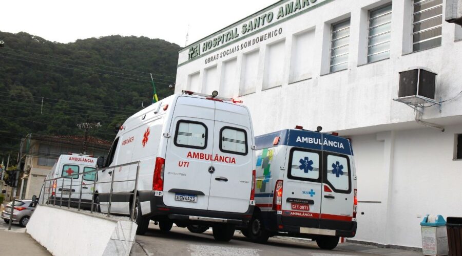 Mulher tenta atropelar companheiro após briga e atinge policial militar em Guarujá, SP