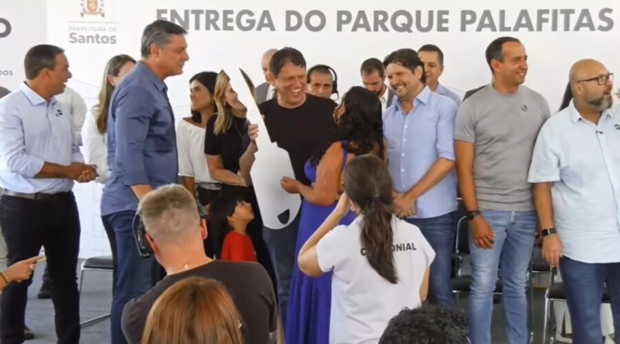 Governo de SP entrega chaves de moradias às famílias da Vila Gilda, a maior favela de palafitas do país; mudança dos moradores foi adiada