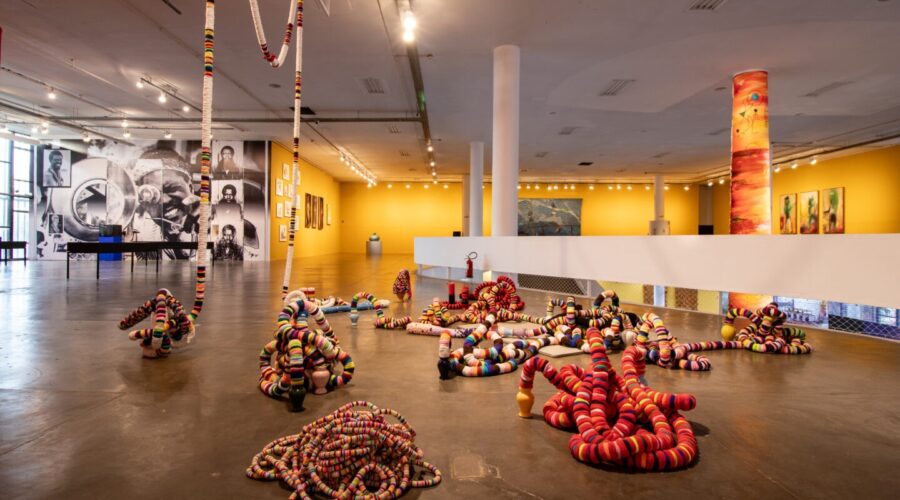 Bienal de São Paulo chega a Santos com obras sobre memória e território