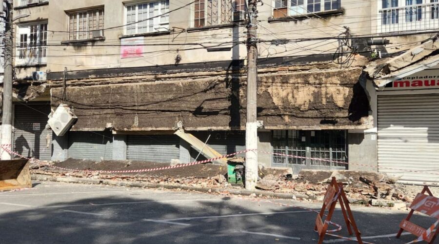 Marquise de prédio desaba e atinge moradores em situação de rua no litoral de SP