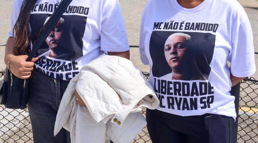 Familiares de MC Ryan vão à porta de presídio pedir liberdade para funkeiro após habeas corpus concedido pelo STJ