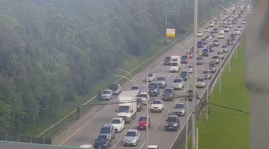 Motoristas enfrentam congestionamento em direção ao litoral de SP no feriado de Páscoa