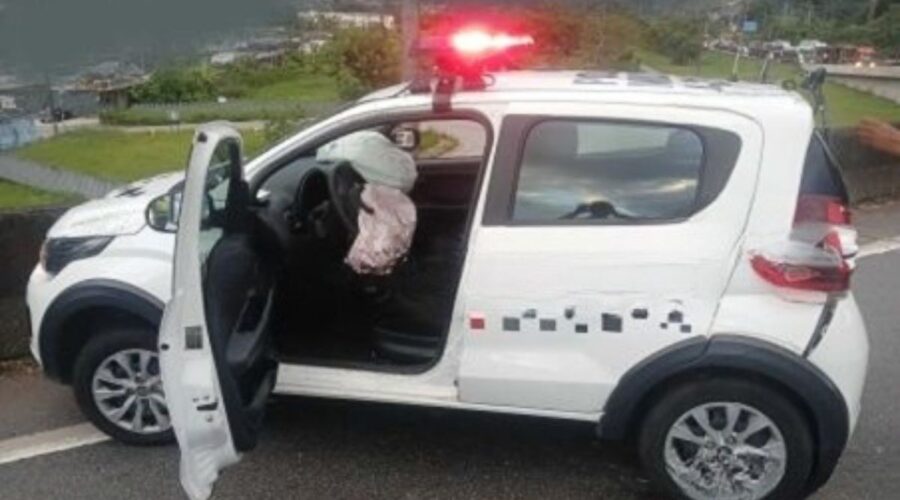 PMs ficam feridos após viatura ser atingida por caminhão na rodovia Anchieta, SP