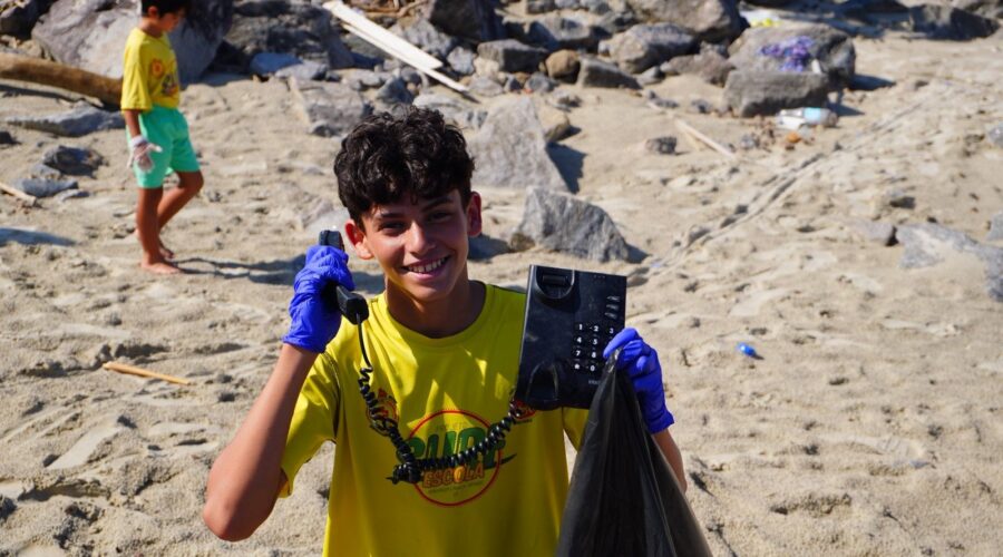 Ação de limpeza em praia de SP retira quase 250 kg de lixo; telefone fixo é encontrado na areia