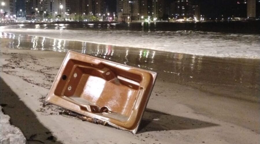 Banheira surge em praia e chama atenção de moradores no litoral de SP; VÍDEO