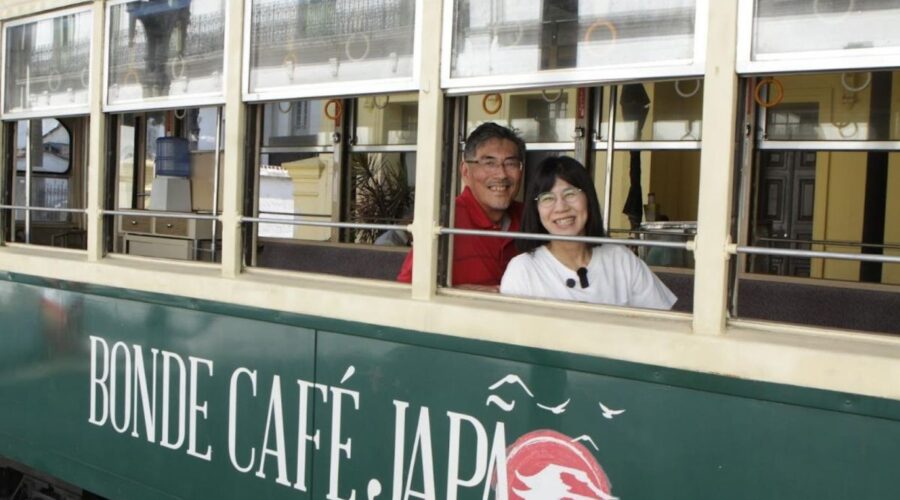 Após 40 anos, casal reencontra no Brasil bonde que marcou início da história de amor no Japão; VÍDEO