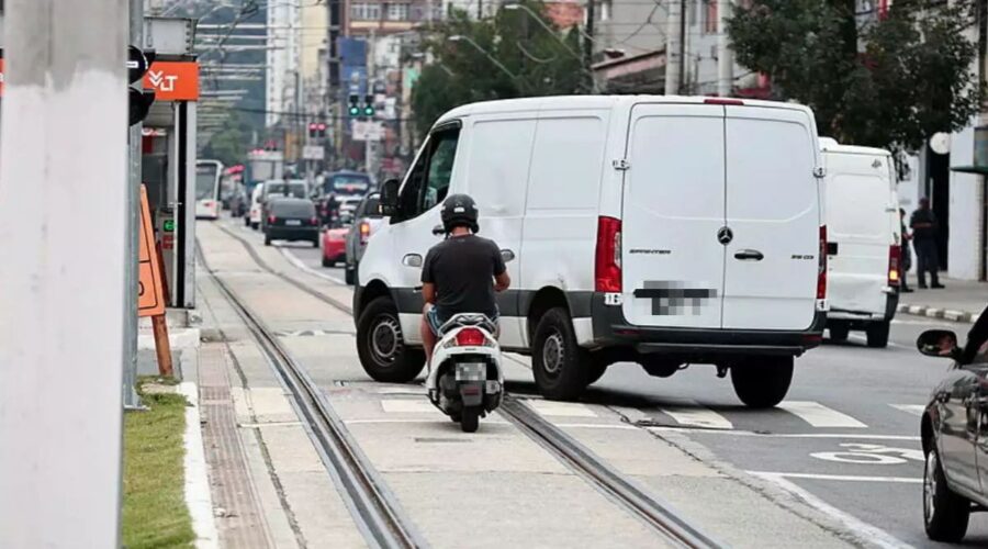 Invasão da faixa do VLT em Santos já rende multa e sete pontos na CNH