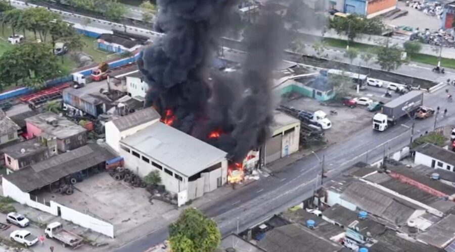 Incêndio destrói oficina no litoral de SP; VÍDEO