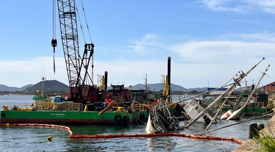 Navio histórico que afundou no Porto de Santos passará por teste de reflutuação; entenda