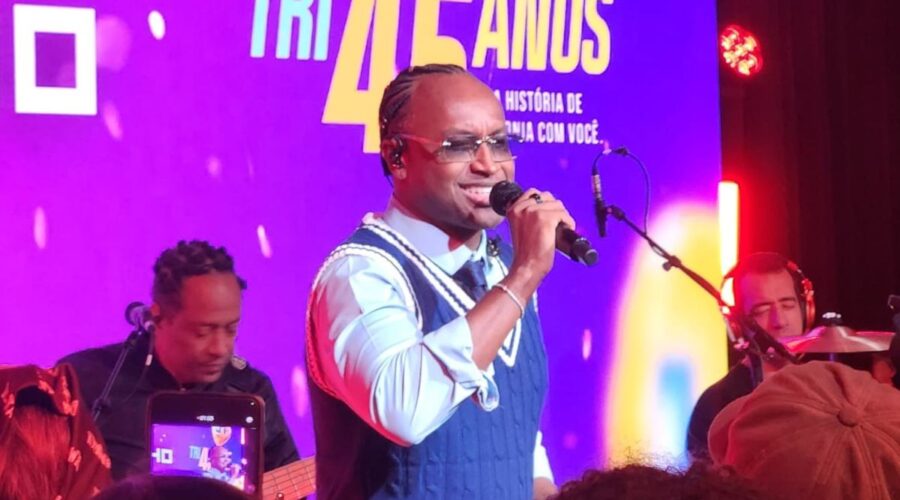 'Poderia ser padre': Thiaguinho relembra sonho antes da carreira na música durante show no litoral de SP