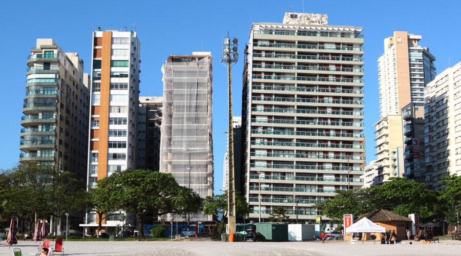 Moradores, prefeitura e especialistas se reúnem para tentar viabilizar obras em prédios inclinados de Santos