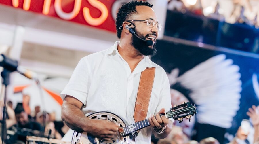 Dudu Nobre faz show gratuito neste domingo em comemoração aos 92 anos de Guarujá, SP