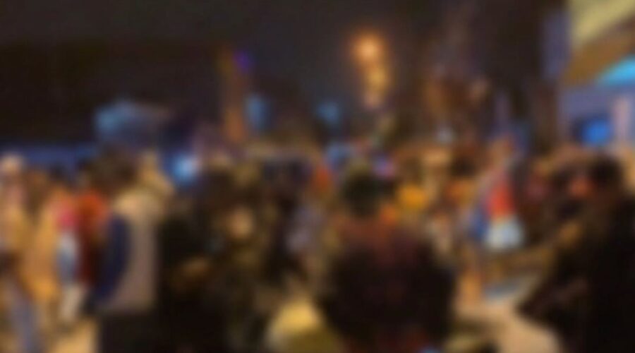 Viaturas da PM são atingidas por pedras durante baile funk ilegal no litoral de SP