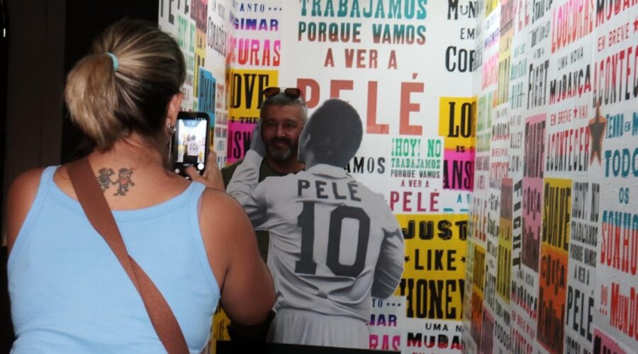 Exposição inspirada em discurso de Pelé exibido na final da Copa permite foto 'ganhando beijo' do Rei