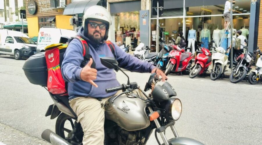 Motoboy escapa de estrutura de loja que desabou sobre pedestres durante ventania: 'Livramento'
