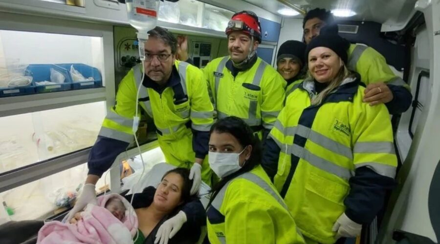 Bebê nasce dentro de ambulância após mãe entrar em trabalho de parto em rodovia de SP