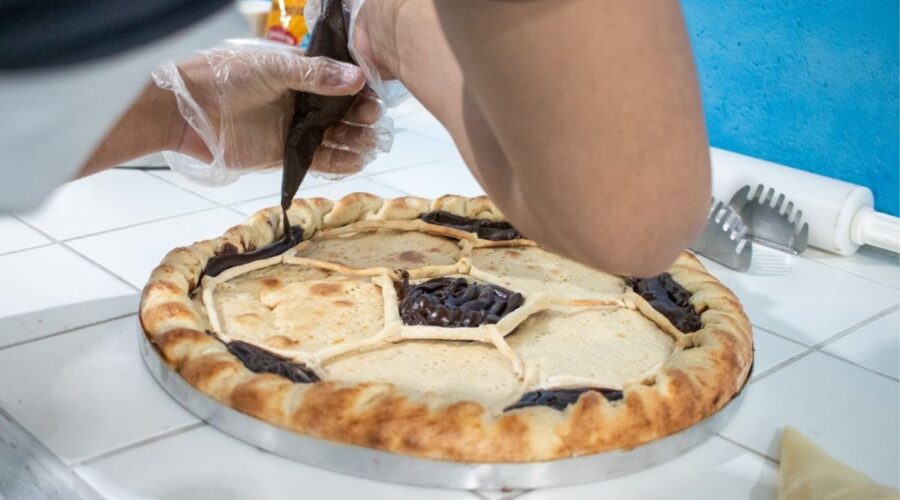 Adolescentes criam pizza 'bola de futebol' e vencem competição culinária na Fundação Casa