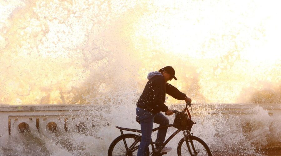 Frente fria derruba temperaturas e coloca litoral de SP em alerta para ressaca; veja a previsão