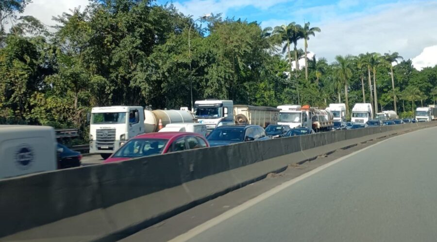 Fila de caminhões para os pátios congestiona rodovias no litoral de SP; greve de caminhoneiros chega ao 2º dia