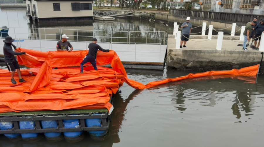 Cubatão instala 1,6 km de ecobarreiras após retirar 10 toneladas de lixo do Rio Casqueiro