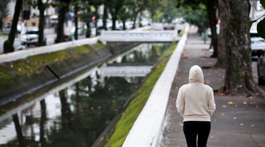 Frente fria mantém tempo instável e pode provocar chuva forte na Baixada Santista; confira a previsão