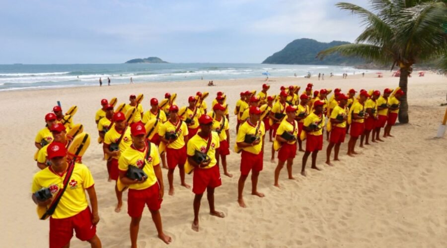 Guarujá abre vagas para guarda-vidas temporários com salário de R$ 2,8 mil; veja como se inscrever