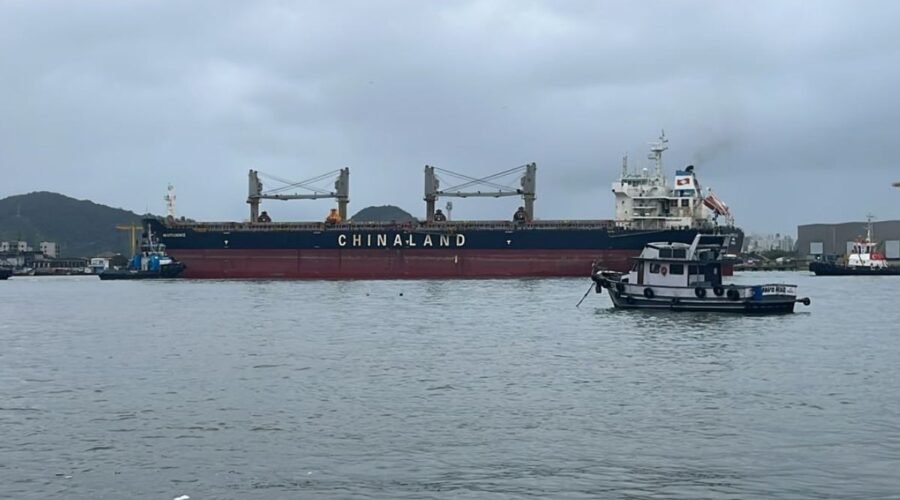 Navio quase fica à deriva após falha no motor no Porto de Santos, SP