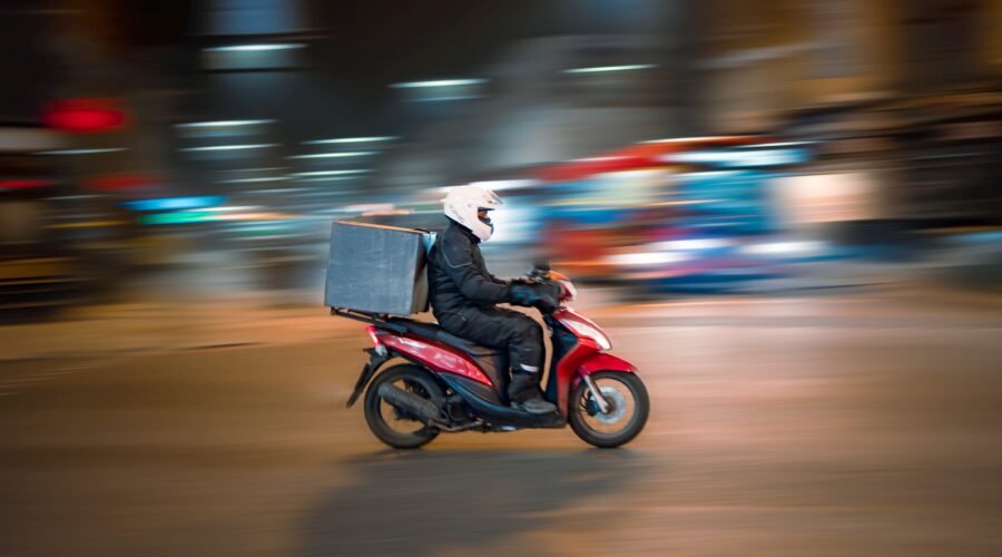 Entregadores de app podem ganhar pontos de apoio e descanso no litoral de SP