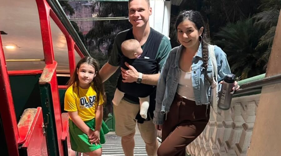 Russinha que viralizou ao ganhar doces na praia está há 8 meses no Brasil; conheça a história