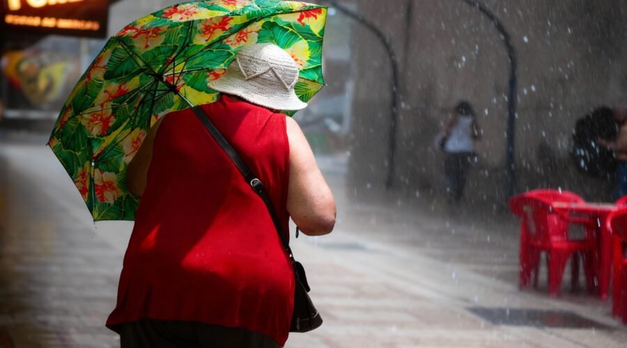 Frente fria traz temporal, queda de temperatura e ventos de até 75 km/h no litoral de SP; veja a previsão