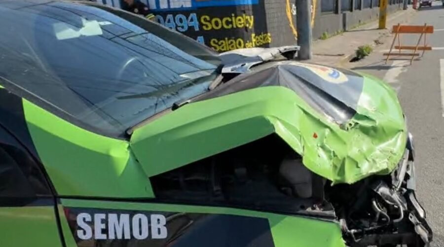 Homem furta carro da prefeitura, dirige desgovernado e bate em outros veículos no litoral de SP; VEJA