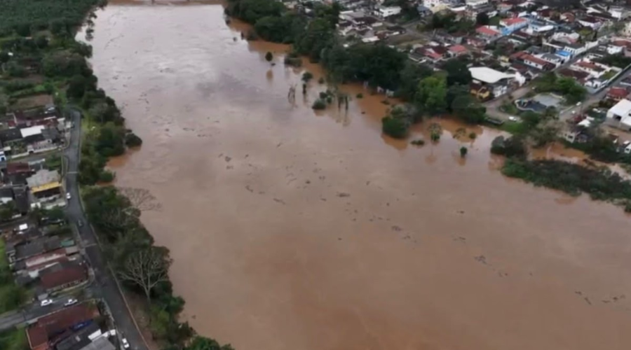 Homem é arrastado por 8 km após barco naufragar durante temporal em SP