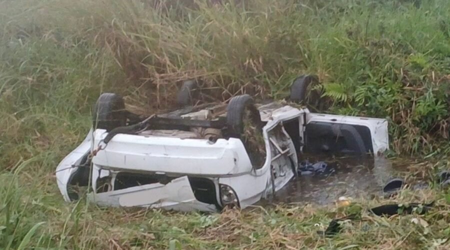 Passageiro morre após carro capotar na rodovia Rio-Santos, SP; acidente deixou outros 2 feridos