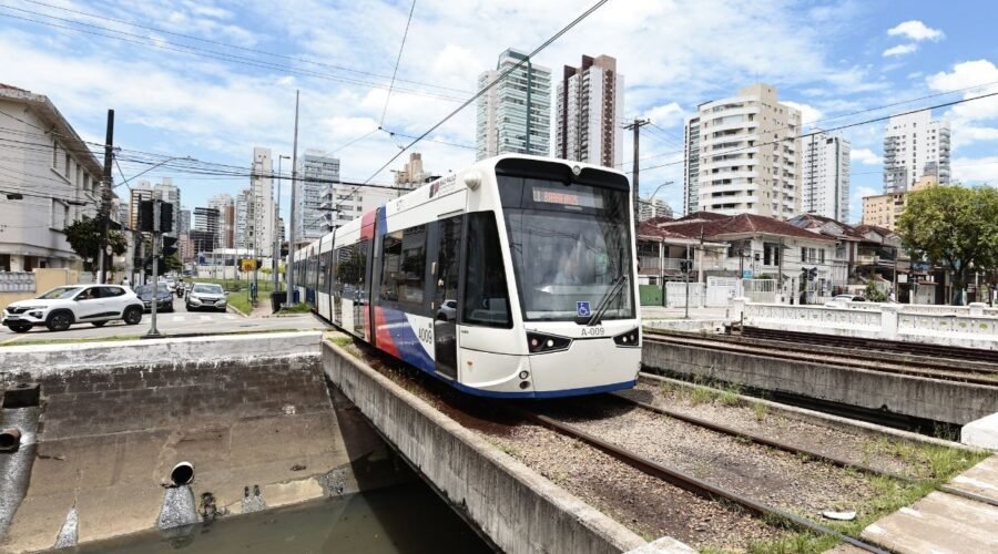 Motociclista cai em canal e é encontrado em parada cardiorrespiratória em Santos