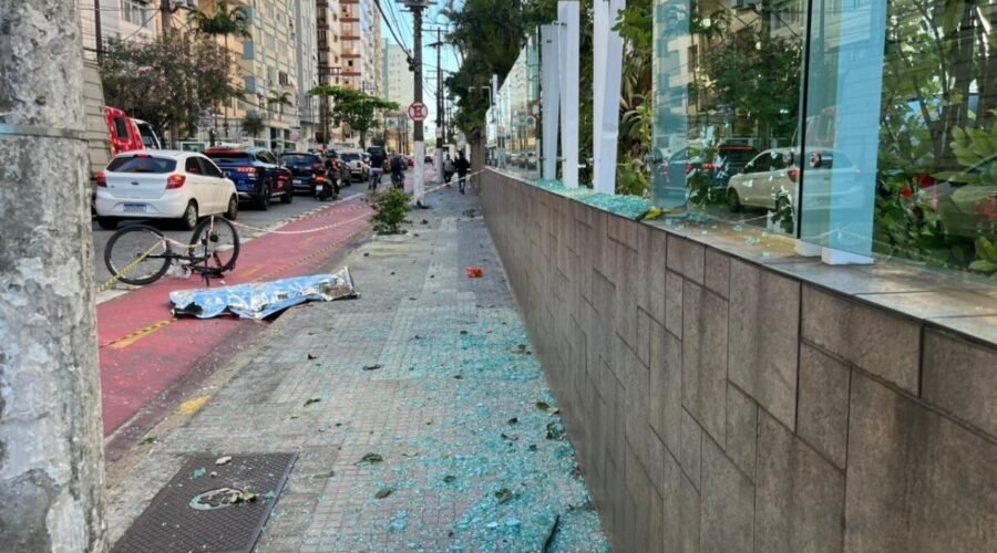 Ciclista morre após ser atropelado por carro de luxo que invadiu ciclofaixa no litoral de SP; VÍDEO