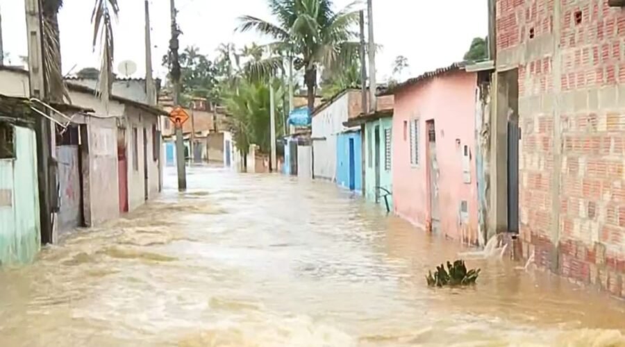 Rio Ribeira de Iguape extravasa e correnteza invade ruas de Registro, SP