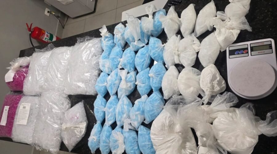 Homem é preso com cocaína escondida sob escada de casa no litoral de SP