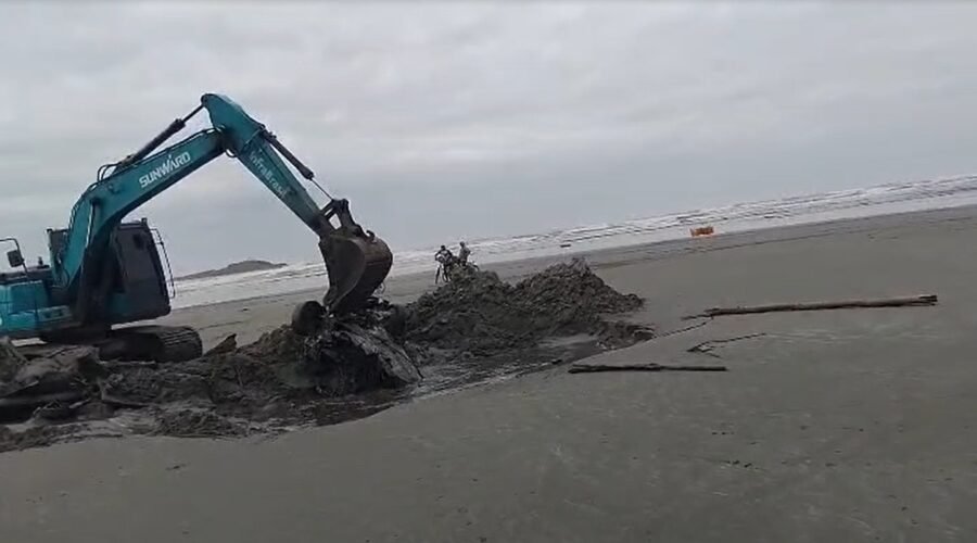 Carro soterrado na areia de praia é retirado com retroescavadeira no litoral de SP; VEJA