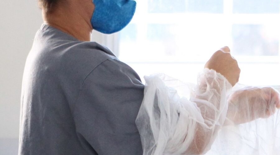 Justiça condena União a pagar R$ 110 mil a filho de profissional da saúde morta por Covid; entenda