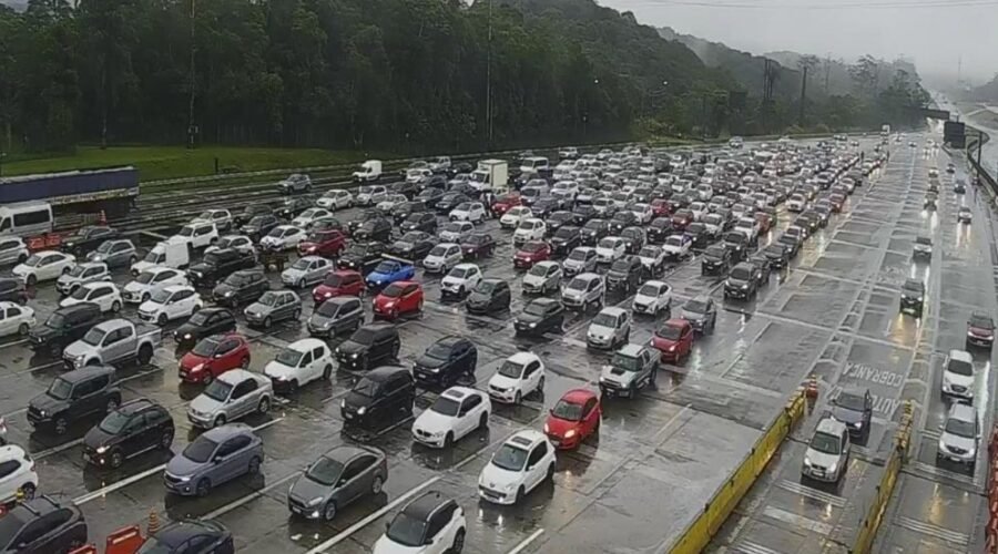 Motoristas encaram congestionamento rumo ao litoral de SP na véspera do feriado da Independência