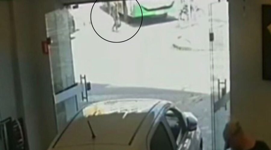 Mulher fica ferida após ser atropelada por ônibus no litoral de SP; VÍDEO