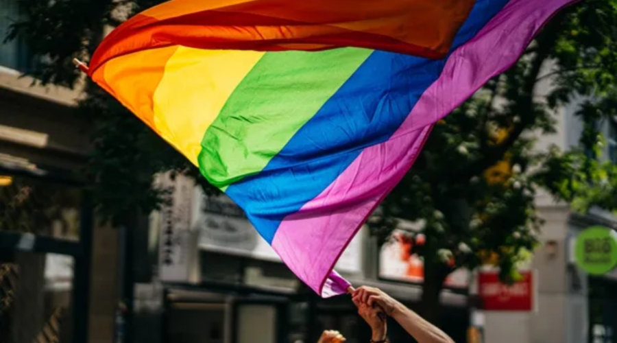 Cidade do litoral de SP recebe Parada LGBT+ com shows, drag queens e DJs neste domingo