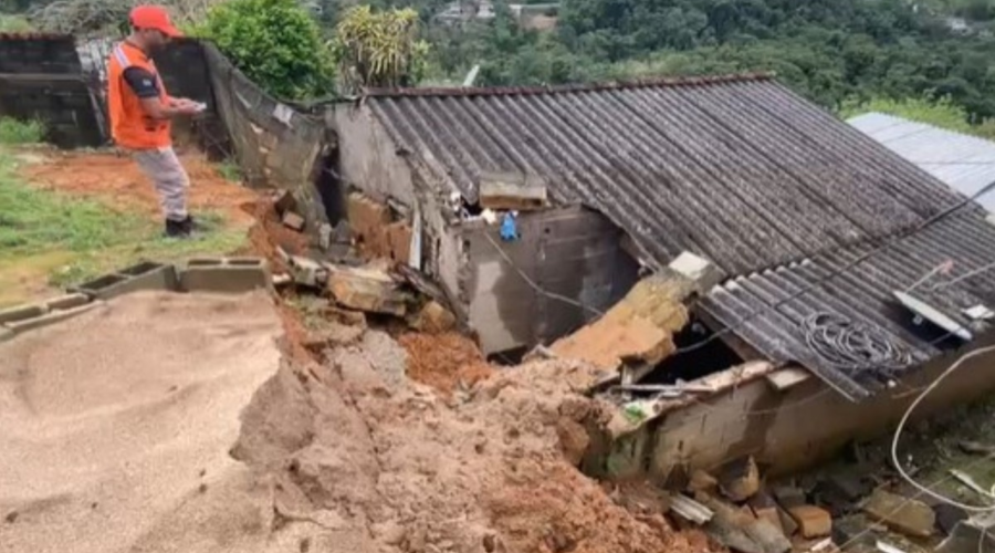 Casal de idosos fica ferido após muro ceder e atingir casa enquanto dormia no interior de SP