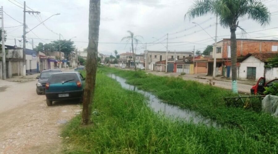 Homem morre após ser encontrado boiando em enchente durante temporal no litoral de SP