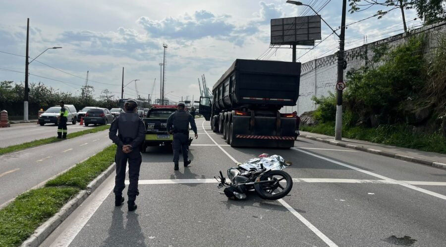 Motociclista de app morre após colidir com caminhão na entrada de Santos; passageira ficou ferida