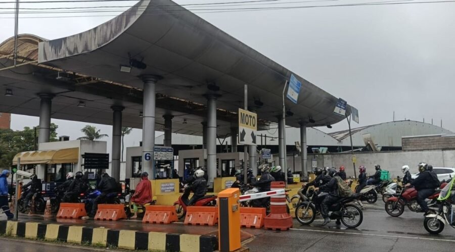 Dupla de moto assalta pedágio da travessia de balsas no litoral de SP