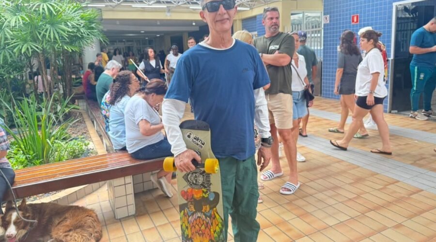 Motorista de 62 anos evita trânsito e vai de skate votar no litoral de SP