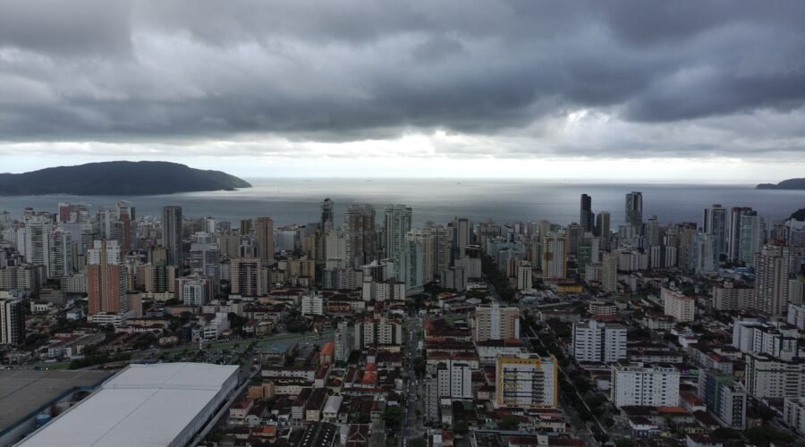 Inmet emite alerta amarelo para tempestade com chuva e ventos no litoral de SP; veja a previsão